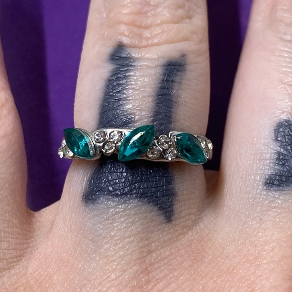 💛 Silver Tone Green & White Rhinestone Ring - Picture 1 of 4